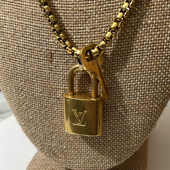 LOUIS VUITTON LOCK AND KEY #319 WITH GOLD PLATED STAINLESS STEEL CHAIN. - Picture 3 of 7